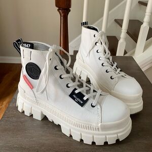 Palladium Womens Revolt Hi TX Star White/Marshmallow Platform Boots hiking 7.5